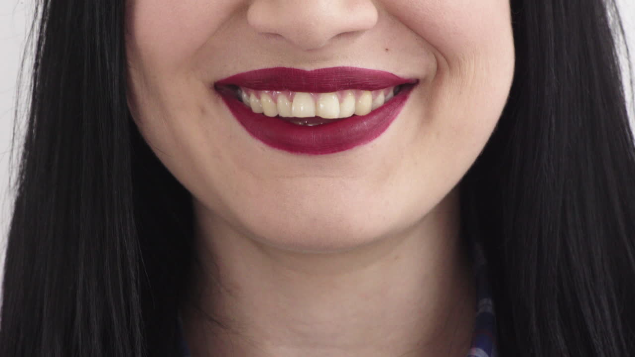 cerrar la boca de la mujer sonriendo feliz usando lápiz labial rojo maquillaje cosméticos belleza femenina dientes sanos
