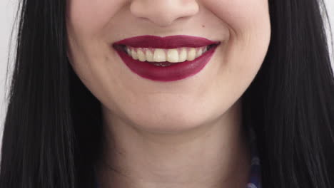 Nahaufnahme-Einer-Frau,-Die-Den-Mund-Glücklich-Lächelt-Und-Roten-Lippenstift,-Make-up,-Kosmetik,-Weibliche-Schönheit-Und-Gesunde-Zähne-Trägt