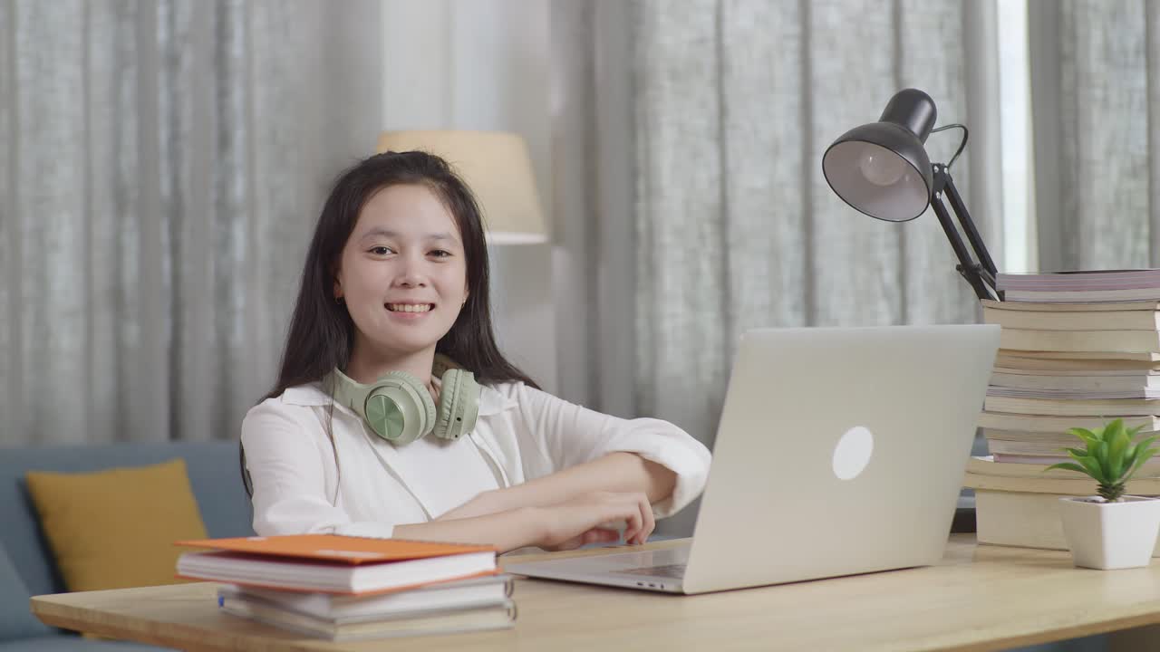 집에서 공부하는 십대 소녀