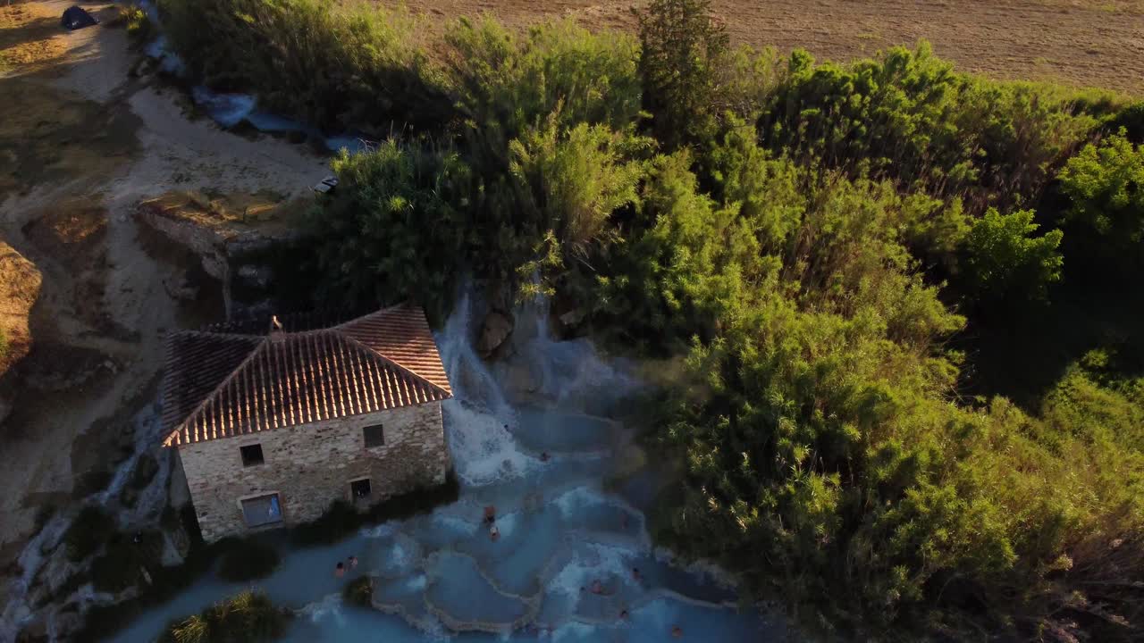 las aguas termales de saturnia en italia, fotografía aérea