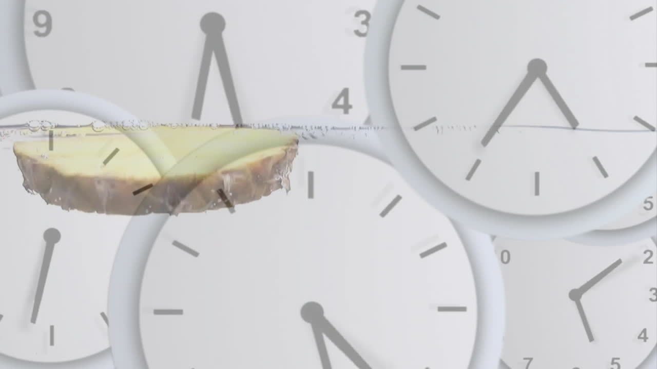 물 속 에 있는 파인애플 위 에 움직이는 시계 의 애니메이션