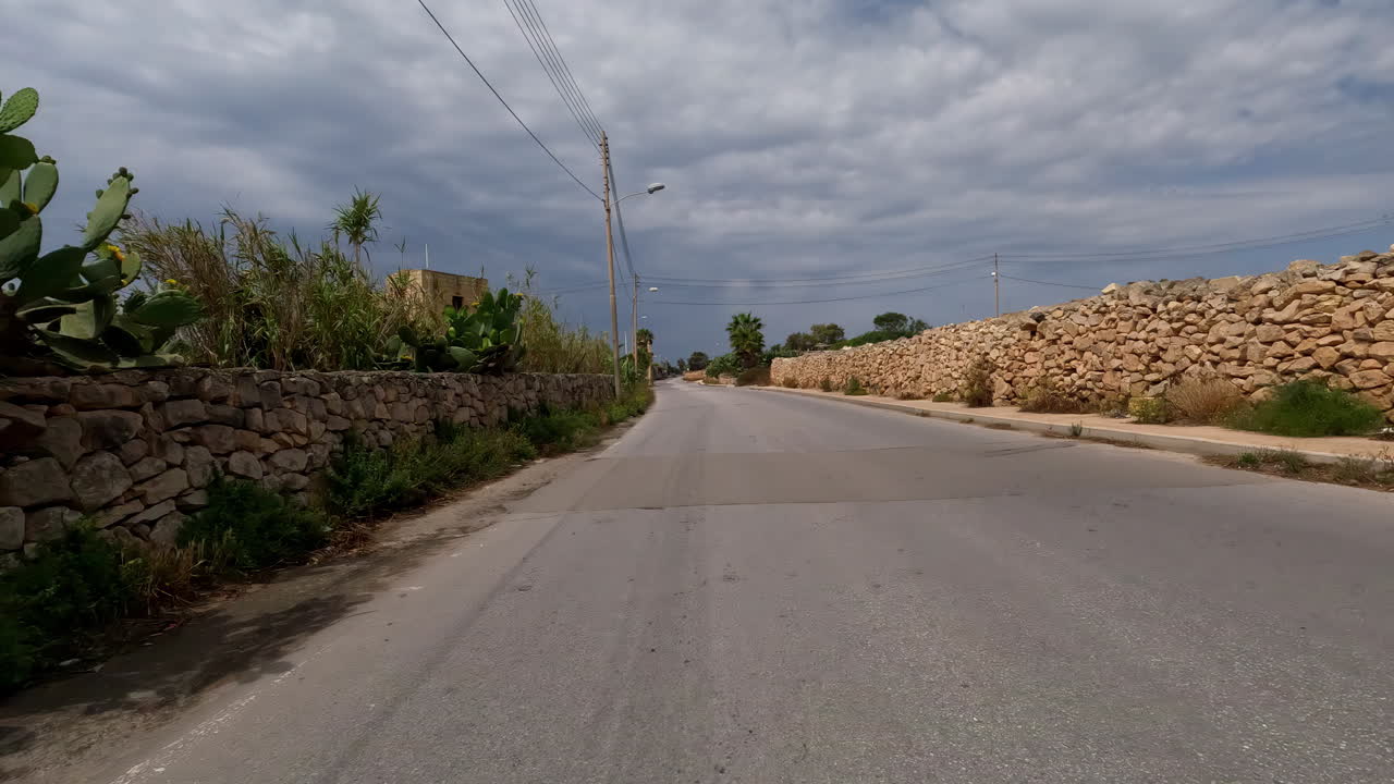 좋은 날씨에 라트비아의 위치와 함께 섬으로의 멋진 드라이브