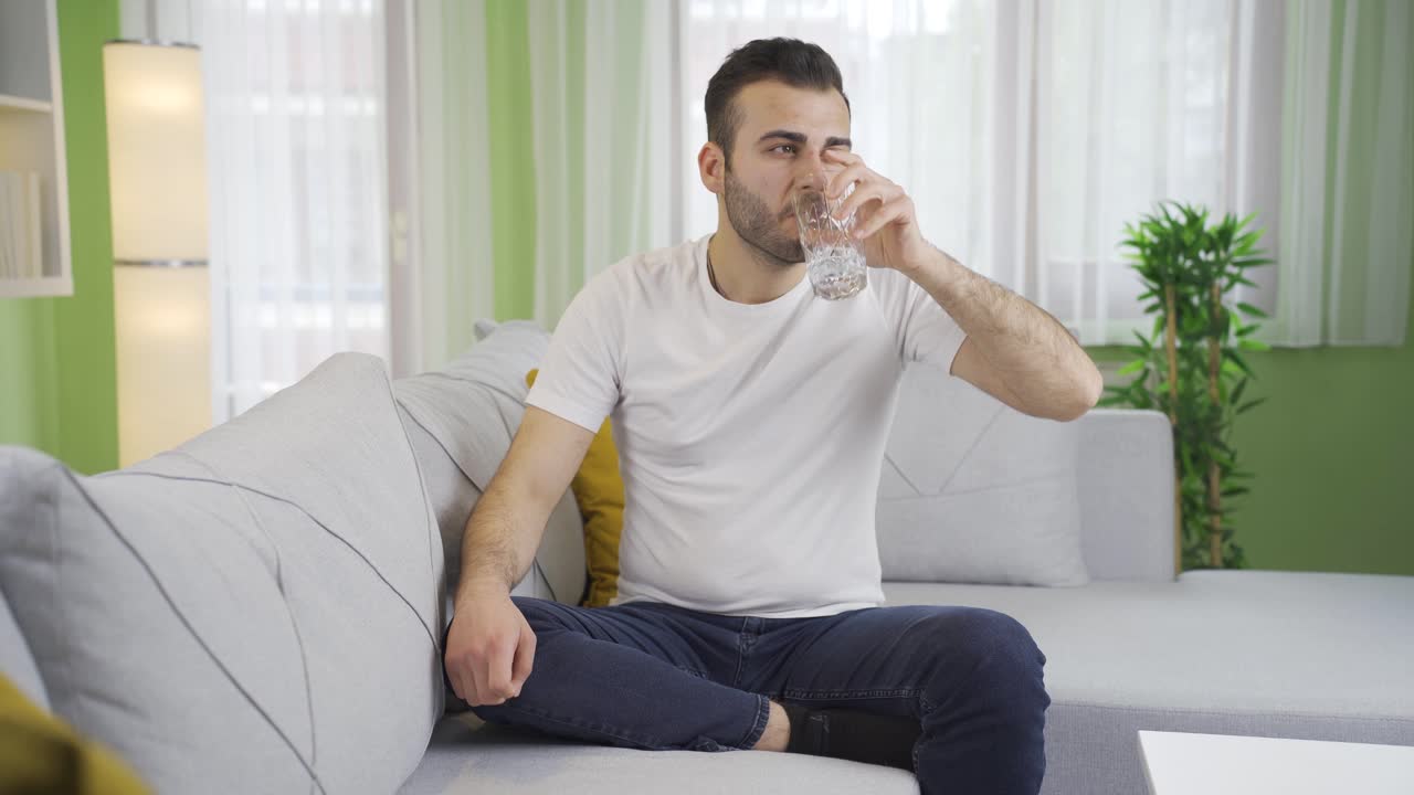 심리적 문제가 있는 젊은이입니다.