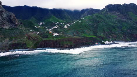 Drohnenaufnahme-Der-Küstenlinie-Und-Der-Großen-Berge-Im-Hintergrund-Auf-Der-Kanarischen-Insel-Teneriffa