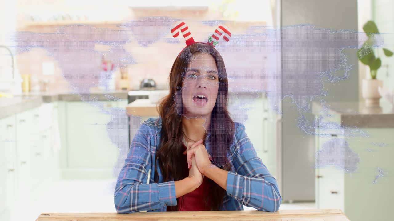 Mujer pronunciando un discurso y gesticulando en la mesa; superposición púrpura que destaca puntos para marketing