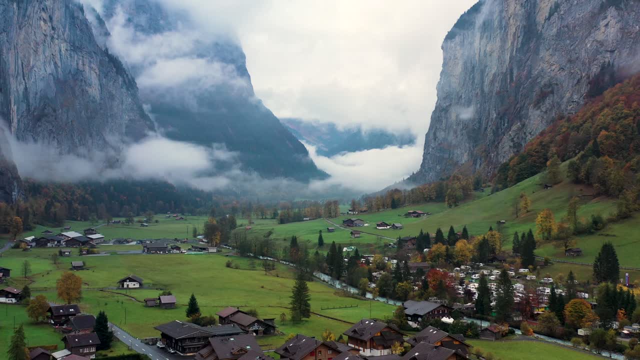 Riprese aeree durante l'autunno in Svizzera dal villaggio di Lauterbrunnen, situato nelle montagne svizzere