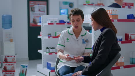 farmacéutico que usa un oxímetro de pulso