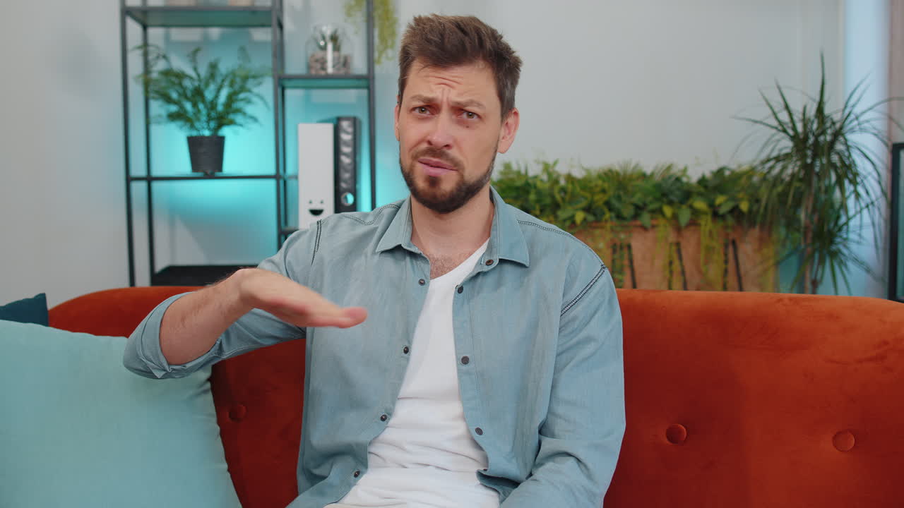 joven molesto mostrando pulgares hacia abajo, no le gusta el mal trabajo, desaprobación, retroalimentación insatisfecha en casa