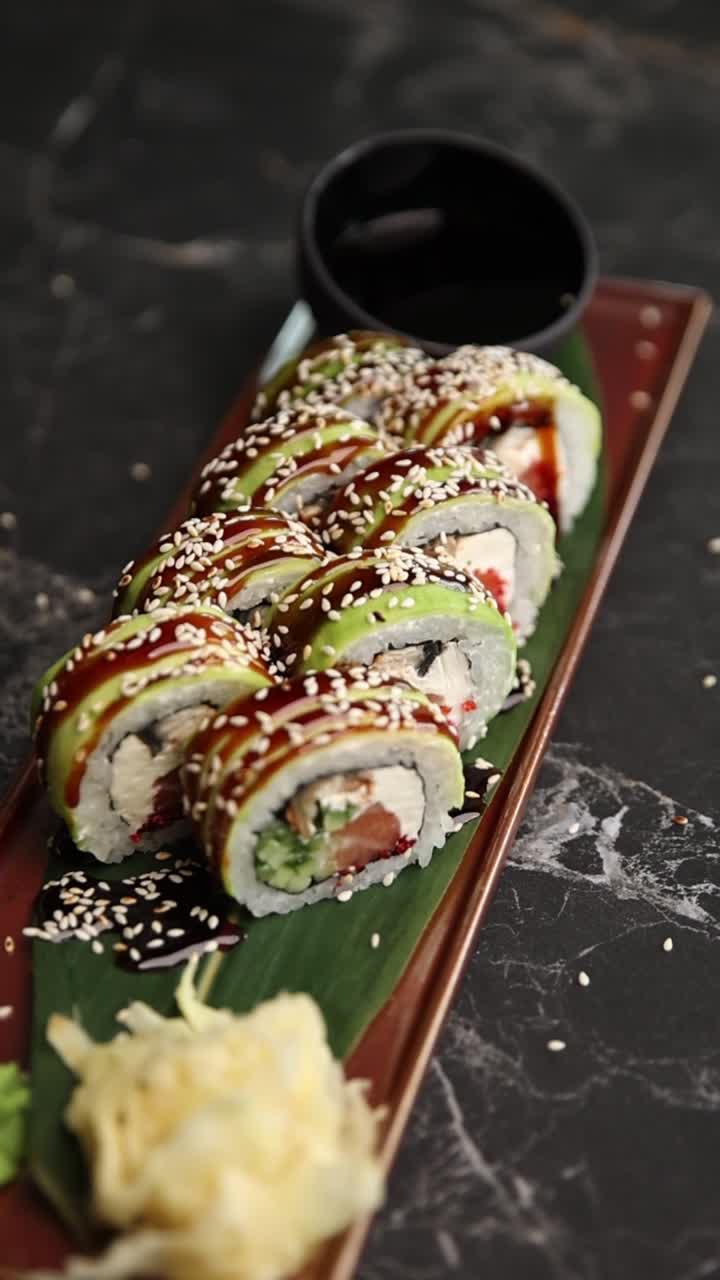 Gourmet japanske sushiruller med avocado, sesamfrø og sauce