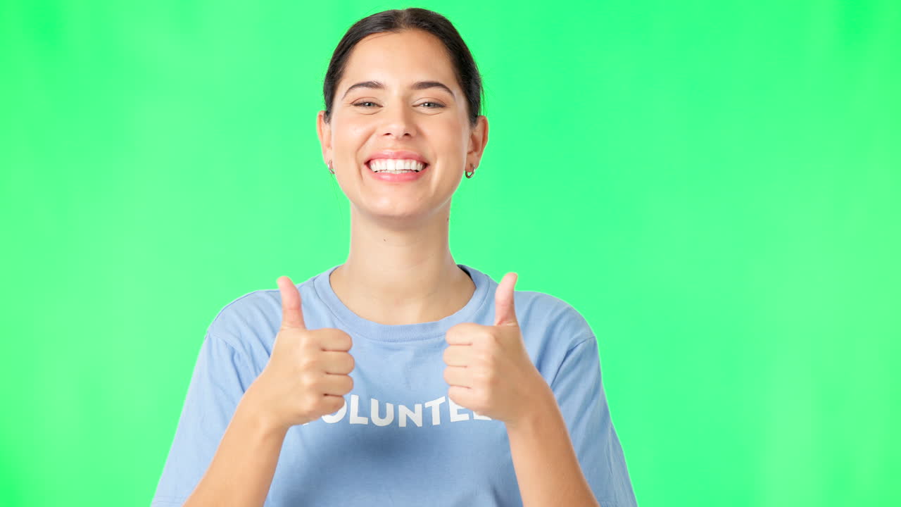 mujer feliz, voluntaria y manos en pulgares hacia arriba