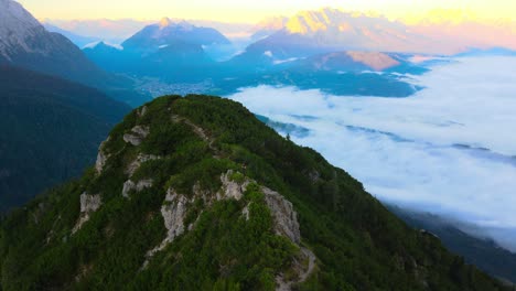 在日出时在阿尔卑斯山的电影飞行