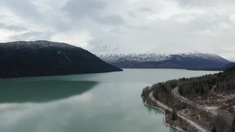 Drone-Vuela-Sobre-El-Lago-Y-La-Carretera-De-Alaska