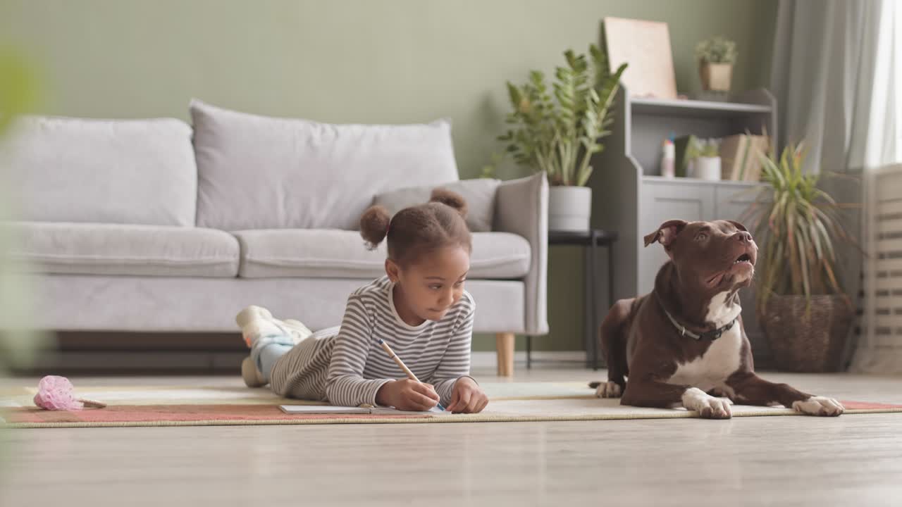 niña con perro en casa