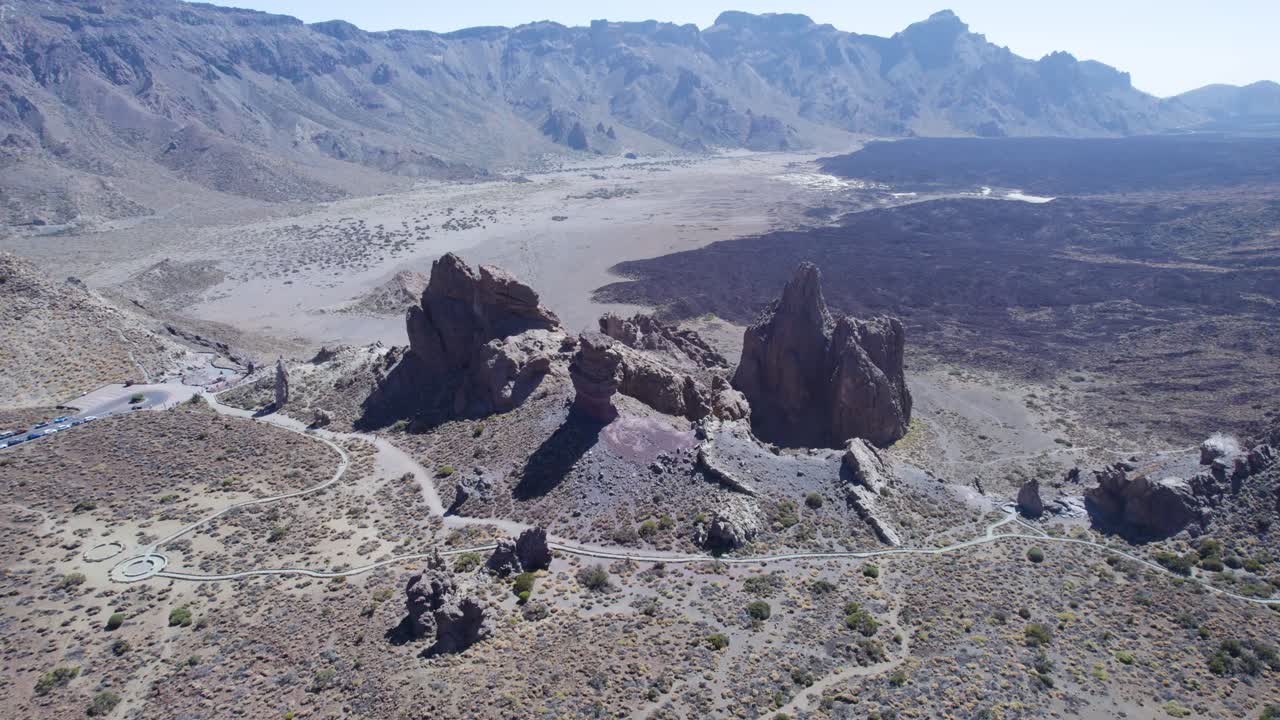 Filmato aereo sopra le formazioni rocciose Roques de García nel Parco nazionale del Teide, Tenerife, Spagna, che mostra un ampio paesaggio vulcanico comunemente utilizzato per riprese di viaggio e ambientazione.