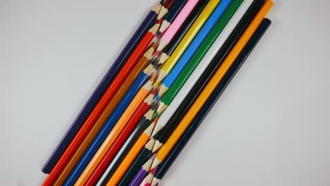 el bolígrafo se sintió en el tocadiscos. el marcador girar girar. girar, crear patrón, hacer el diseño de la forma del círculo. vista superior, colocación plana