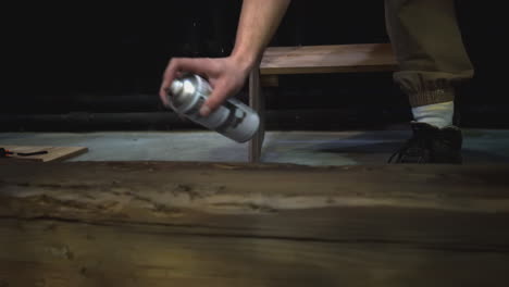 pintar con spray una tabla de madera