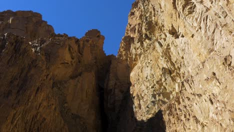 Vista-Con-Montañas-Rocosas-En-El-Cañón-Coloreado-De-Egipto-Sinaí-Desierto-Dahab-En-Un-Día-Soleado,-Plano-Amplio-Con-Zoom-En