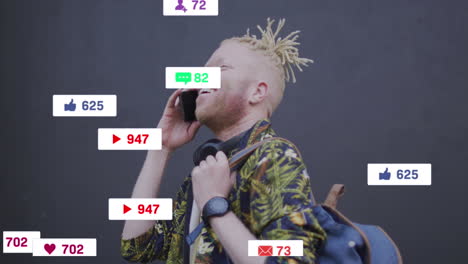 animación de múltiples barras de notificación, sonriente albino afroamericano hombre hablando en el teléfono celular