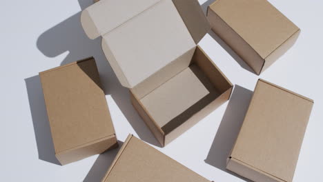 vídeo de cajas de cartón con espacio para copiar sobre fondo blanco