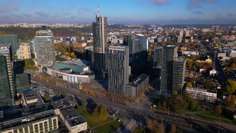 Paisaje-Urbano-Del-Horizonte-Del-Centro-De-La-Ciudad-Del-Distrito-De-Negocios-De-Vilnius-Aéreo-Hacia-Atrás