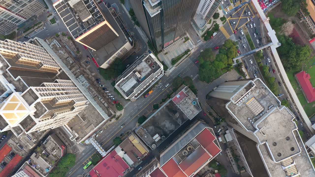 쿠알라 푸르 시내에서 해가 지는 시간, 교통 시간, 거리, 공중 상단에서 아래로 파노라마, 4k 말레이시아