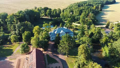 Abgunste-Herrenhaus-In-Der-Gemeinde-Zalenieku,-Region-Jelgavas,-Lettland,-Europa