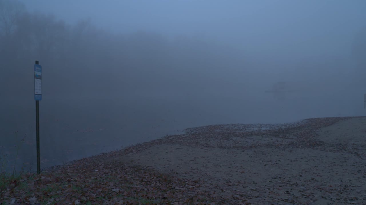 표지판이 있는 해변에서 내려다보이는 물