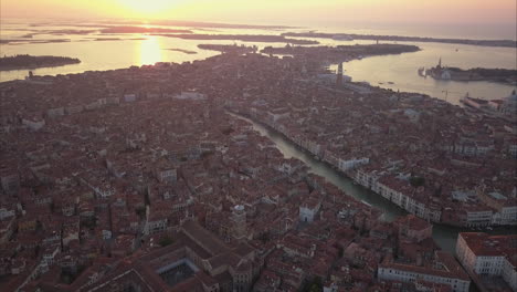 Amplia-Toma-Aérea-Ascendente-De-Una-Hermosa-Mañana-Sobre-El-Canal-Grande-En-Venecia,-Italia