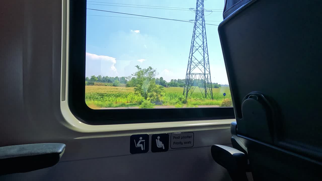 vistas panorámicas desde una ventana de tren en milán