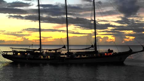 Vom-Großen-Segelboot-Wegfliegen