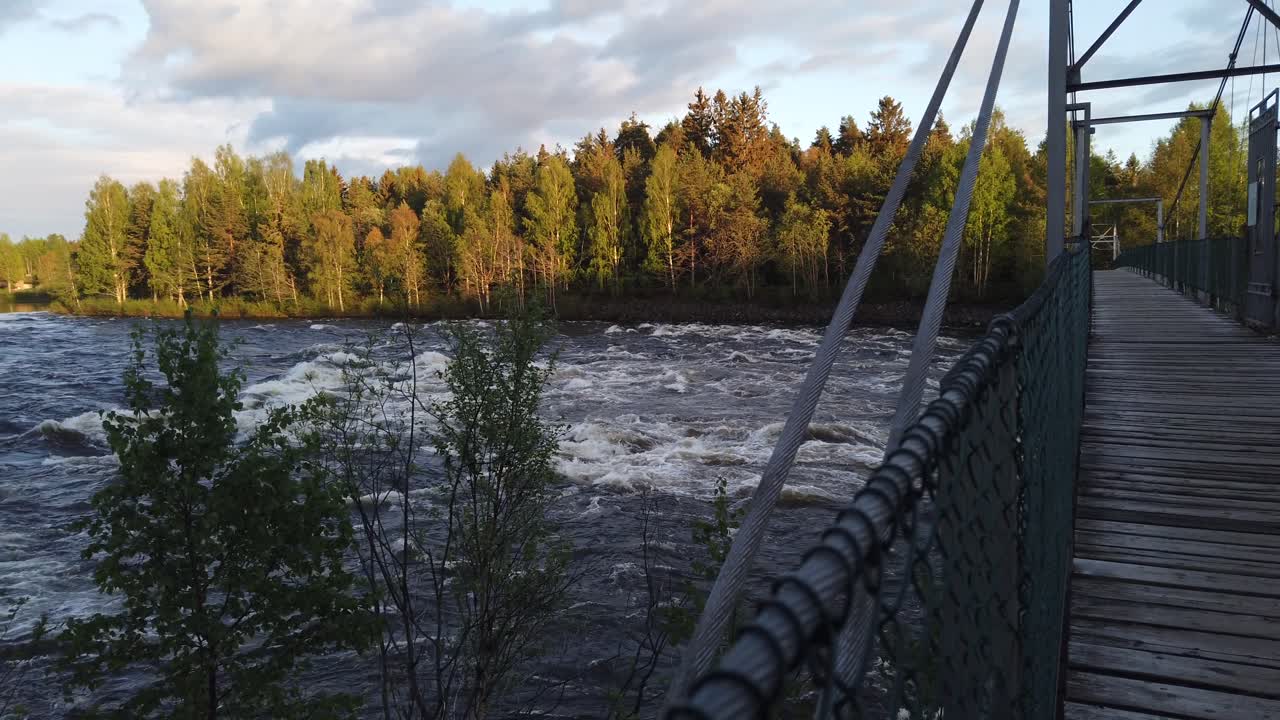 Riipussilta Glomma-joella metsässä Hedmarkin läänissä Norjassa