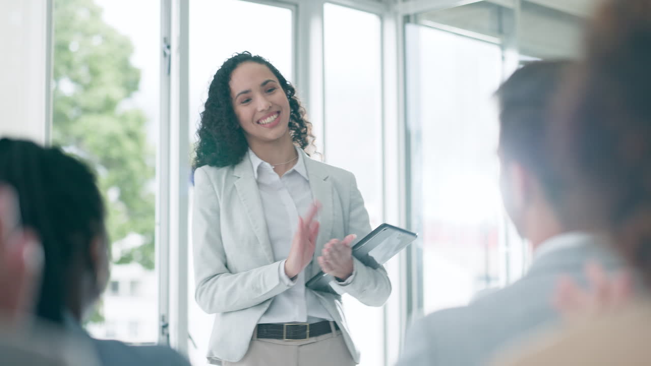 orador, la multitud y la gente de negocios aplauden