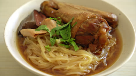 Fideos-De-Pato-Estofado-Con-Sopa-Marrón---Estilo-De-Comida-Asiática