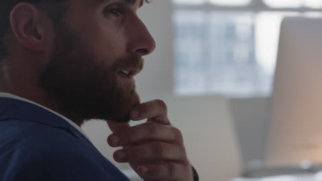 joven empresario que usa un teléfono inteligente trabajando hasta tarde en la oficina navegando por la información de gráficos en la pantalla del teléfono móvil