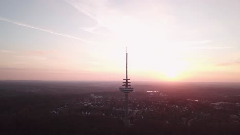 夕陽時基爾市的全景