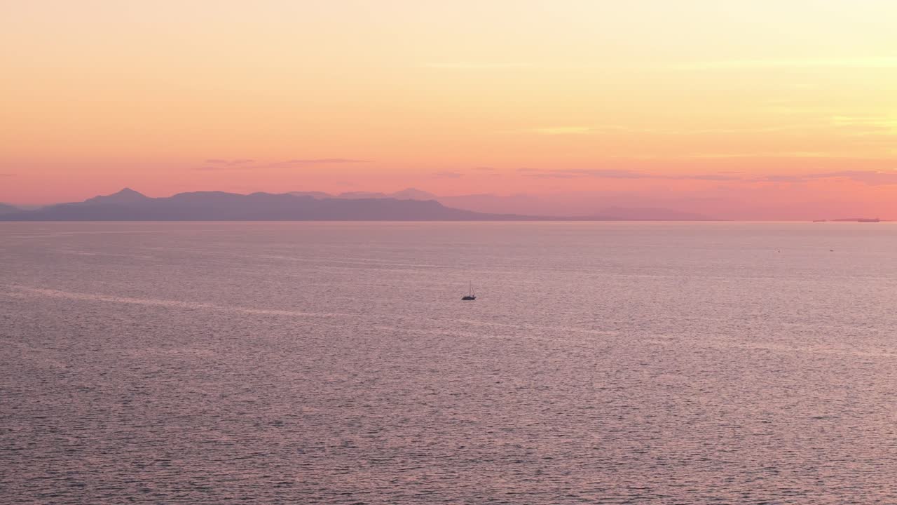 아테네의 플리스보스 항구에서 해가 지는 순간, 에게 해, 개방된 바다, 평온한 물, 유럽 수도의 경치 좋은 바다 풍경