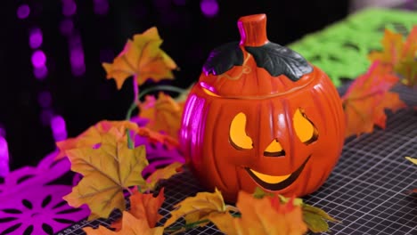 Bunte-Halloween-Dekoration-Mit-Geschnitzten-Kürbissen-In-Der-Form-Einer-Jack-o-Lantern