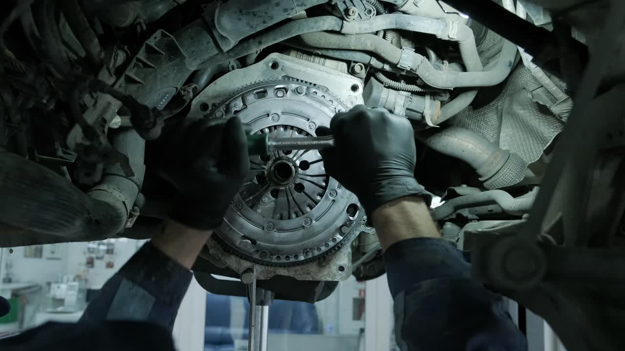 클러치, 구동 축을 교체하고 수리합니다. 들어올린 차 에서 작업합니다.