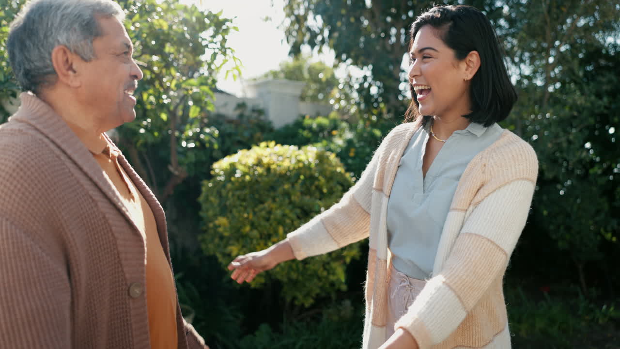 가족, 포옹, 그리고 그의 딸과 함께 노인 아버지