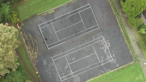 vista superior de canchas de tenis vacías sin red en colombia