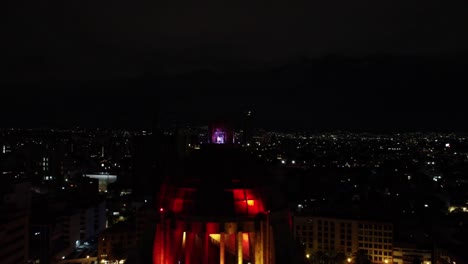Monumento-A-La-Revolución-En-La-Noche-Con-Una-Vista-Frontal-De-La-Ciudad-De-México.