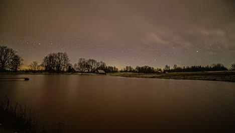 lago con un bosque y una cabaña en timelapse