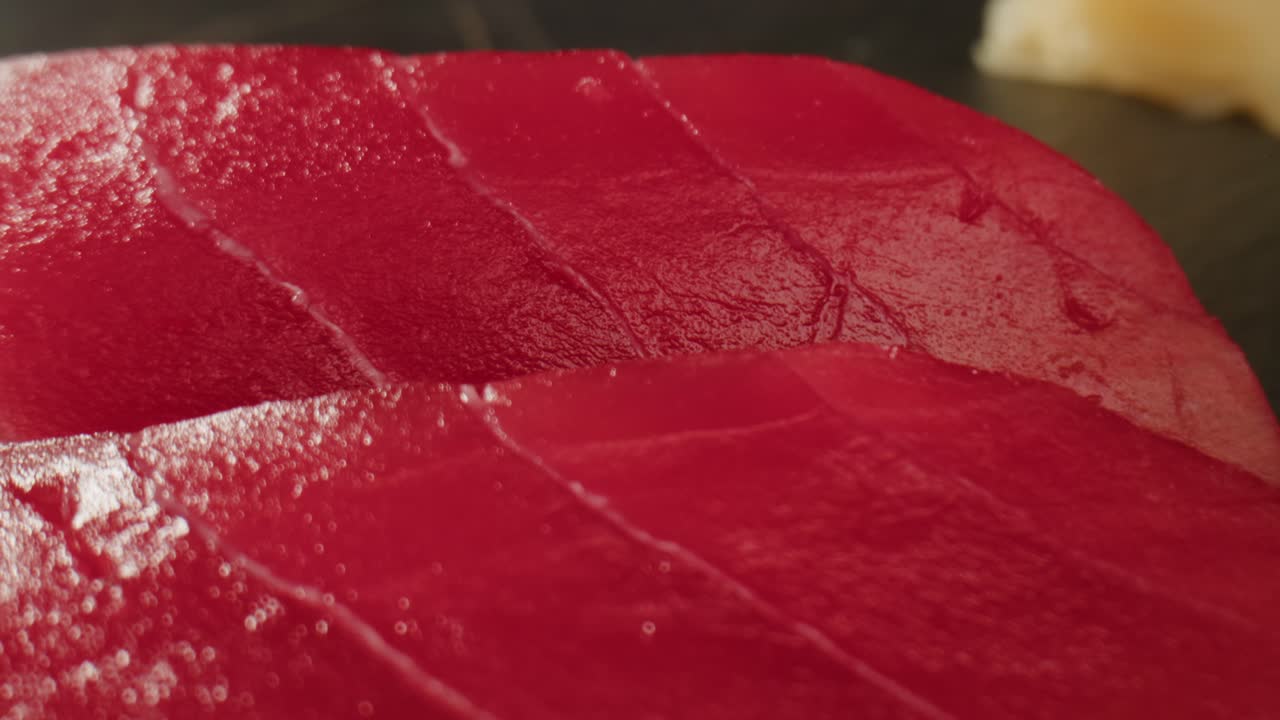 un primer plano del sashimi de atún
