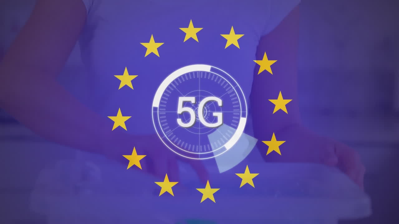 animación de la bandera de europa con escaneo de alcance y texto 5g sobre mujer caucásica reciclando residuos