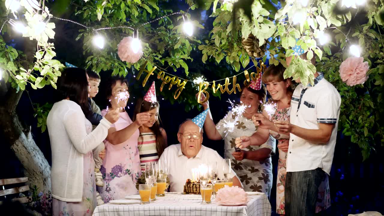 집에서 생일을 축하하는 행복한 가족