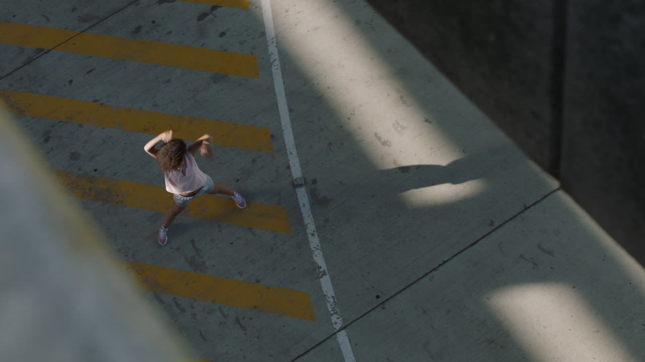 춤추는 여성 젊은 거리 댄서와 아프로 춤추는 도시에서 현대적인 움직임을 수행 도시 프리스타일 춤을 즐기고