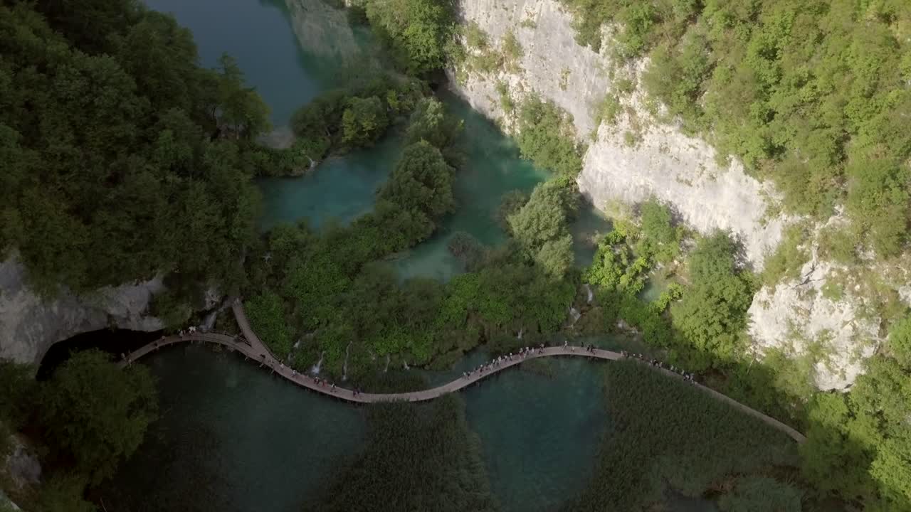 aéreo: parque nacional de plitvice en croacia