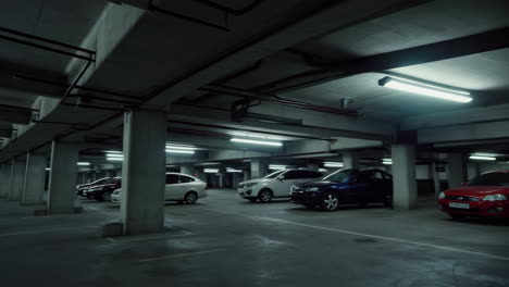 estacionamiento subterráneo con automóviles