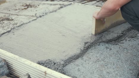 Trabajo-De-Hormigón-Recién-Vertido-Golpeando-Con-Tablero-De-Madera