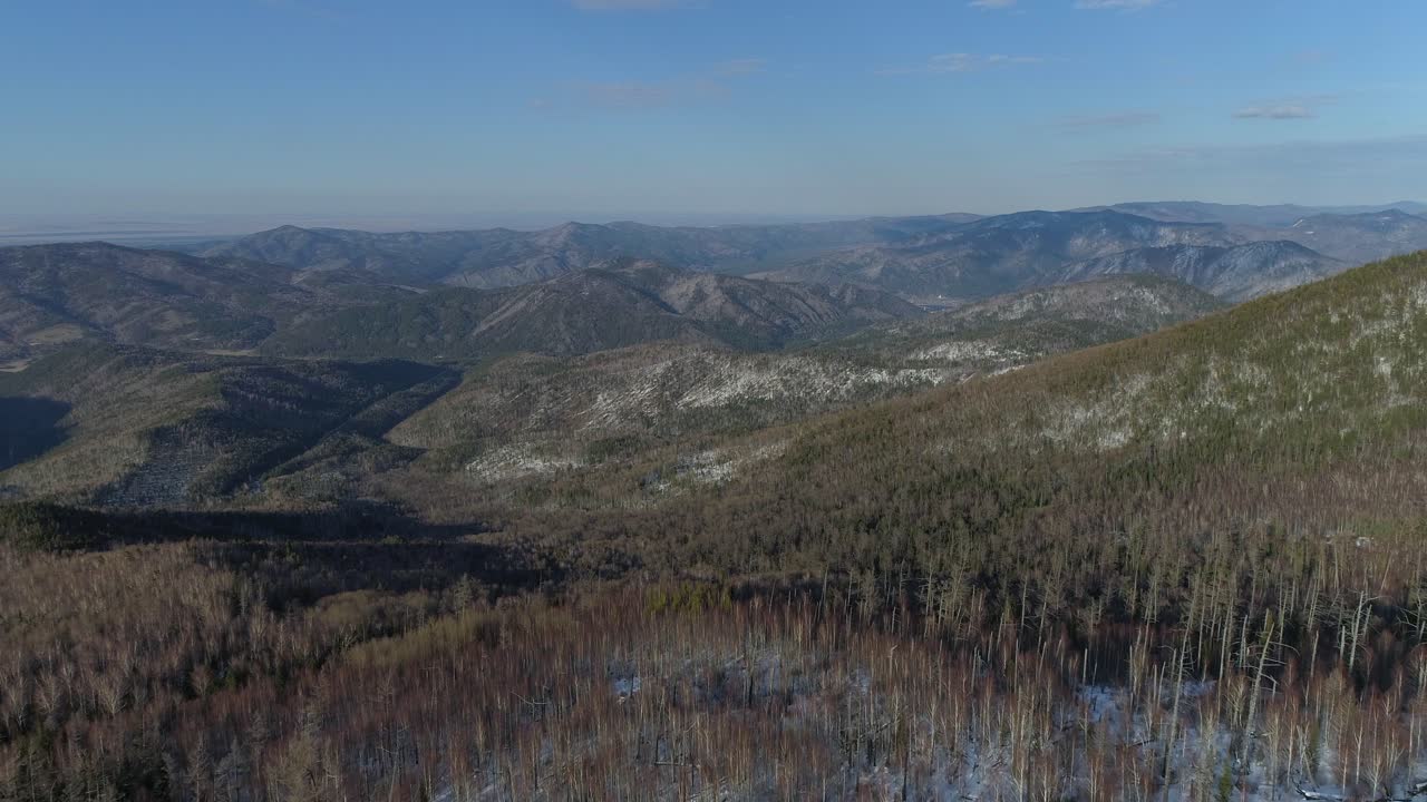 vista aérea de una cordillera cubierta de nieve